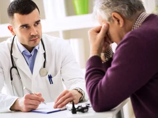 врач и пожилой мужчина
